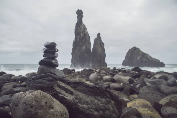 Kayaların ve taşların okyanusun Madeira üzerinde