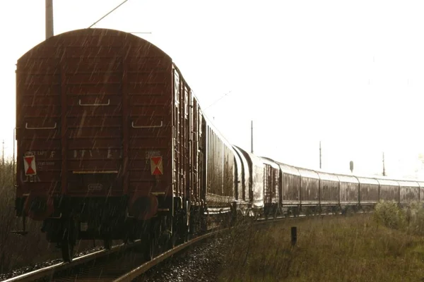 yağmur ve güneş tren