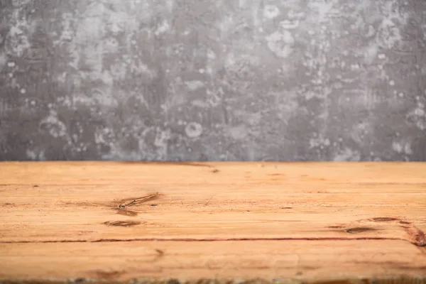 Beton panoları ahşap masa ürün sahne