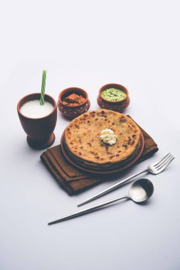 Aloo Paratha / Hint Patatesi üzerine tereyağlı Düz Ekmek. Taze Lassi, turşu ve turşu ile servis edilir. seçici odak