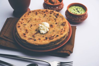 Aloo Paratha / Hint Patatesi üzerine tereyağlı Düz Ekmek. Taze Lassi, turşu ve turşu ile servis edilir. seçici odak
