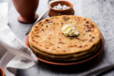 Aloo Paratha / Hint Patatesi üzerine tereyağlı Düz Ekmek. Taze Lassi, turşu ve turşu ile servis edilir. seçici odak