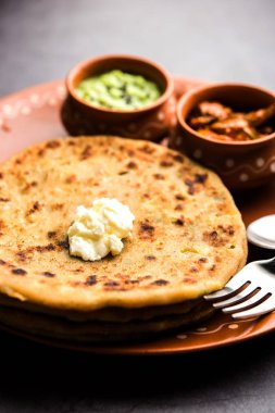 Aloo Paratha / Hint Patatesi üzerine tereyağlı Düz Ekmek. Taze Lassi, turşu ve turşu ile servis edilir. seçici odak