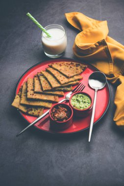 Aloo Paratha / Hint Patatesi üzerine tereyağlı Düz Ekmek. Taze Lassi, turşu ve turşu ile servis edilir. seçici odak