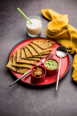 Aloo Paratha / Hint Patatesi üzerine tereyağlı Düz Ekmek. Taze Lassi, turşu ve turşu ile servis edilir. seçici odak