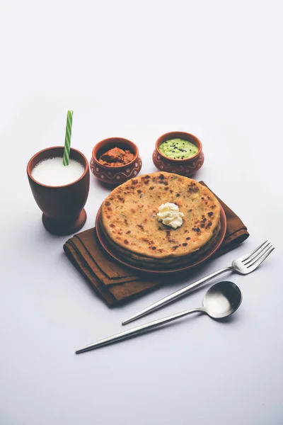 Aloo Paratha Hint Patatesi Üzerine Tereyağlı Düz Ekmek Taze Lassi — Stok fotoğraf