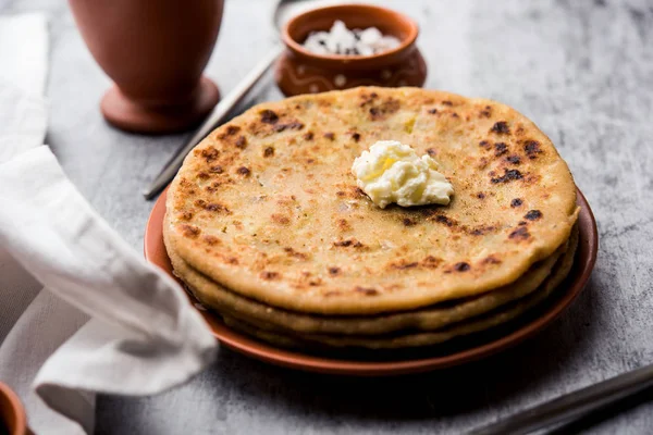 Aloo Paratha / Hint Patatesi üzerine tereyağlı Düz Ekmek. Taze Lassi, turşu ve turşu ile servis edilir. seçici odak