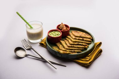 Aloo Paratha / Hint Patatesi üzerine tereyağlı Düz Ekmek. Taze Lassi, turşu ve turşu ile servis edilir. seçici odak