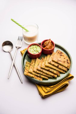 Aloo Paratha / Hint Patatesi üzerine tereyağlı Düz Ekmek. Taze Lassi, turşu ve turşu ile servis edilir. seçici odak