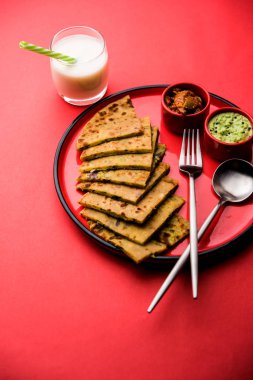 Aloo Paratha / Hint Patatesi üzerine tereyağlı Düz Ekmek. Taze Lassi, turşu ve turşu ile servis edilir. seçici odak