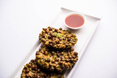 Chana Dal Bhabra / Babra, Hindistan 'ın Bihar / Bhojpur kentinin popüler yemekleri olan domates ketçapıyla servis edildi.