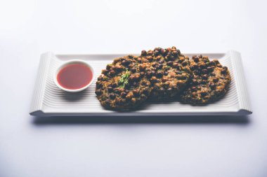 Chana Dal Bhabra / Babra, Hindistan 'ın Bihar / Bhojpur kentinin popüler yemekleri olan domates ketçapıyla servis edildi.