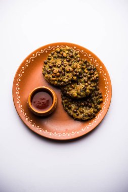 Chana Dal Bhabra / Babra, Hindistan 'ın Bihar / Bhojpur kentinin popüler yemekleri olan domates ketçapıyla servis edildi.