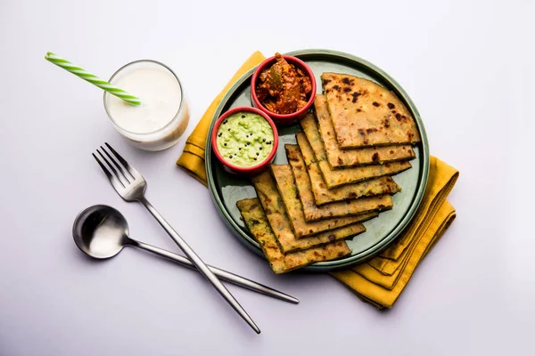Aloo Paratha / Hint Patatesi üzerine tereyağlı Düz Ekmek. Taze Lassi, turşu ve turşu ile servis edilir. seçici odak