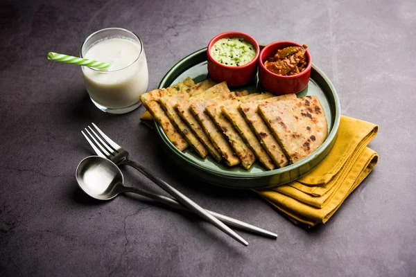 Aloo Paratha / Hint Patatesi üzerine tereyağlı Düz Ekmek. Taze Lassi, turşu ve turşu ile servis edilir. seçici odak
