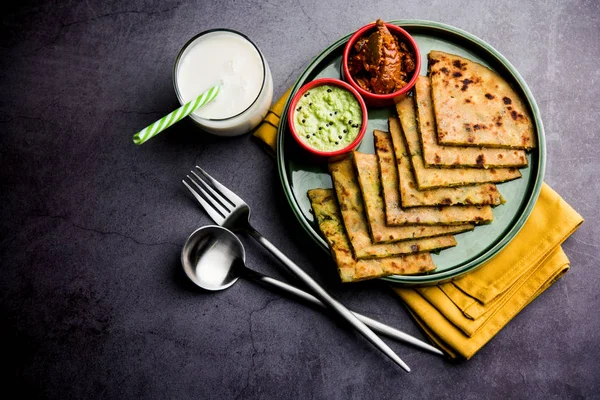 Aloo Paratha / Hint Patatesi üzerine tereyağlı Düz Ekmek. Taze Lassi, turşu ve turşu ile servis edilir. seçici odak