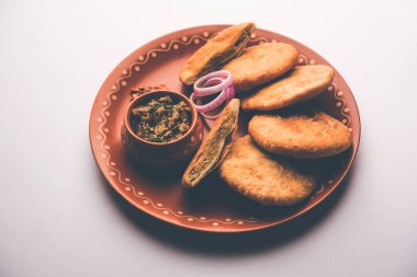 Kızarmış Sattu Litti chokha yanında Baingan Bharta, soğan ve turşu, Bihar, Hindistan 'ın popüler tarifi.