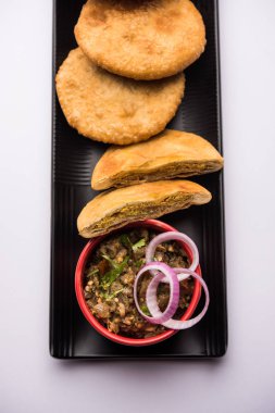 Kızarmış Sattu Litti chokha yanında Baingan Bharta, soğan ve turşu, Bihar, Hindistan 'ın popüler tarifi.