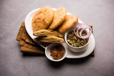 Kızarmış Sattu Litti chokha yanında Baingan Bharta, soğan ve turşu, Bihar, Hindistan 'ın popüler tarifi.