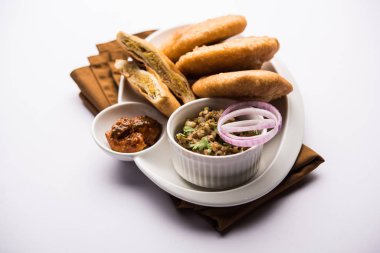 Kızarmış Sattu Litti chokha yanında Baingan Bharta, soğan ve turşu, Bihar, Hindistan 'ın popüler tarifi.