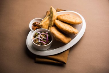 Kızarmış Sattu Litti chokha yanında Baingan Bharta, soğan ve turşu, Bihar, Hindistan 'ın popüler tarifi.