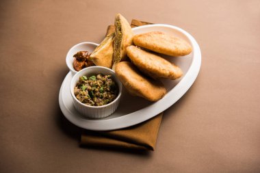 Kızarmış Sattu Litti chokha yanında Baingan Bharta, soğan ve turşu, Bihar, Hindistan 'ın popüler tarifi.