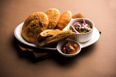 Kızarmış Sattu Litti chokha yanında Baingan Bharta, soğan ve turşu, Bihar, Hindistan 'ın popüler tarifi.