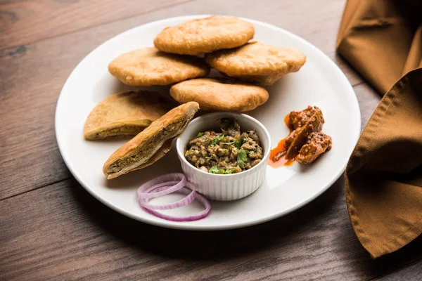 Gebratene Sattu Litti Chokha Serviert Mit Baingan Bharta Zwiebeln Und — Stockfoto