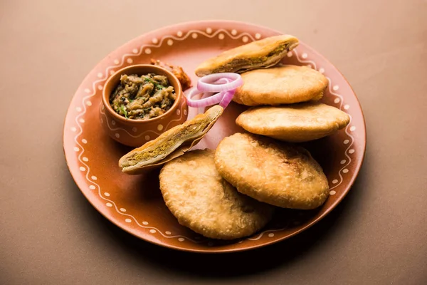 Gebratene Sattu Litti Chokha Serviert Mit Baingan Bharta Zwiebeln Und — Stockfoto