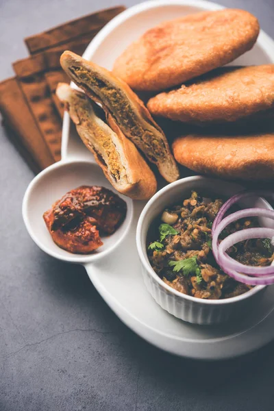 Chokha Frita Sattu Litti Servido Con Baingan Bharta Cebolla Pepinillo —  Fotos de Stock