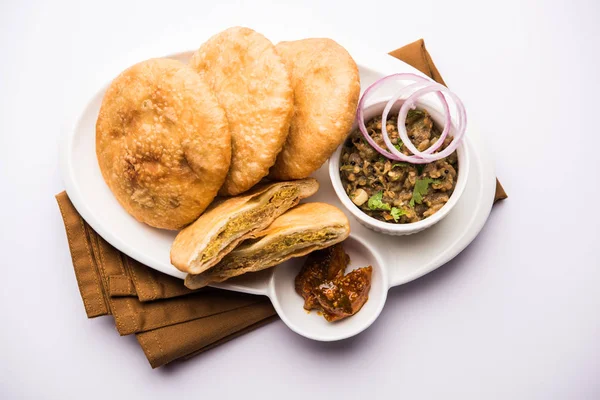 Gebratene Sattu Litti Chokha Serviert Mit Baingan Bharta Zwiebeln Und — Stockfoto