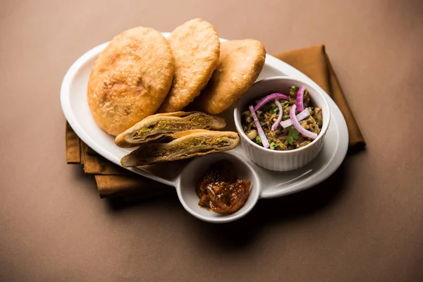 Chokha Frita Sattu Litti Servido Con Baingan Bharta Cebolla Pepinillo — Foto de Stock