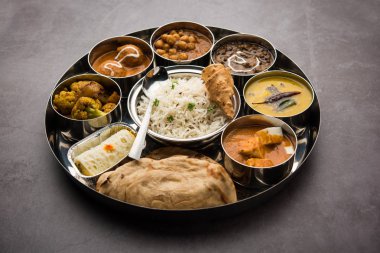 Hint vejetaryen yemeği Thali veya tabağı paneer tereyağı masala, dal Makhani / tarka, kolesistektomi papad, kofta köri, gulab jamun, aloo-gobi sabji, chapati ve Bengali tatlısı pilav içerir.