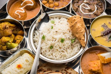 Hint vejetaryen yemeği Thali veya tabağı paneer tereyağı masala, dal Makhani / tarka, kolesistektomi papad, kofta köri, gulab jamun, aloo-gobi sabji, chapati ve Bengali tatlısı pilav içerir.