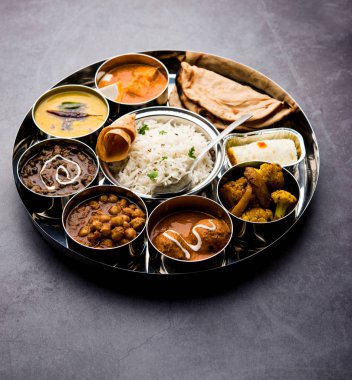 Hint vejetaryen yemeği Thali veya tabağı paneer tereyağı masala, dal Makhani / tarka, kolesistektomi papad, kofta köri, gulab jamun, aloo-gobi sabji, chapati ve Bengali tatlısı pilav içerir.