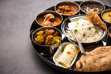 Hint vejetaryen yemeği Thali veya tabağı paneer tereyağı masala, dal Makhani / tarka, kolesistektomi papad, kofta köri, gulab jamun, aloo-gobi sabji, chapati ve Bengali tatlısı pilav içerir.
