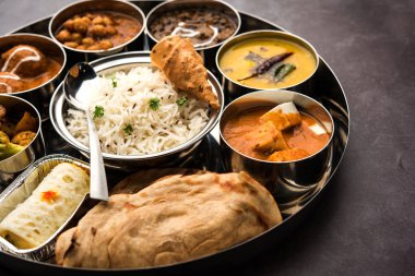 Hint vejetaryen yemeği Thali veya tabağı paneer tereyağı masala, dal Makhani / tarka, kolesistektomi papad, kofta köri, gulab jamun, aloo-gobi sabji, chapati ve Bengali tatlısı pilav içerir.