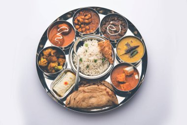 Hint vejetaryen yemeği Thali veya tabağı paneer tereyağı masala, dal Makhani / tarka, kolesistektomi papad, kofta köri, gulab jamun, aloo-gobi sabji, chapati ve Bengali tatlısı pilav içerir.