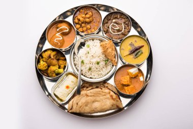 Hint vejetaryen yemeği Thali veya tabağı paneer tereyağı masala, dal Makhani / tarka, kolesistektomi papad, kofta köri, gulab jamun, aloo-gobi sabji, chapati ve Bengali tatlısı pilav içerir.