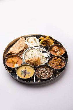 Hint vejetaryen yemeği Thali veya tabağı paneer tereyağı masala, dal Makhani / tarka, kolesistektomi papad, kofta köri, gulab jamun, aloo-gobi sabji, chapati ve Bengali tatlısı pilav içerir.