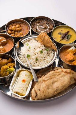 Hint vejetaryen yemeği Thali veya tabağı paneer tereyağı masala, dal Makhani / tarka, kolesistektomi papad, kofta köri, gulab jamun, aloo-gobi sabji, chapati ve Bengali tatlısı pilav içerir.