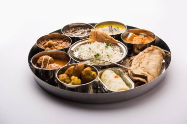 Hint vejetaryen yemeği Thali veya tabağı paneer tereyağı masala, dal Makhani / tarka, kolesistektomi papad, kofta köri, gulab jamun, aloo-gobi sabji, chapati ve Bengali tatlısı pilav içerir.