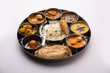 Hint vejetaryen yemeği Thali veya tabağı paneer tereyağı masala, dal Makhani / tarka, kolesistektomi papad, kofta köri, gulab jamun, aloo-gobi sabji, chapati ve Bengali tatlısı pilav içerir.