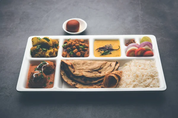 Alimento Vegetariano Indio Thali Bandeja Comida Paquete Con Compartimentos Los — Foto de Stock