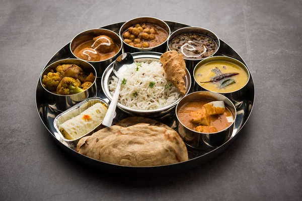 Indian Vegetarian Food Thali Platter Includes Paneer Butter Masala Dal — 图库照片