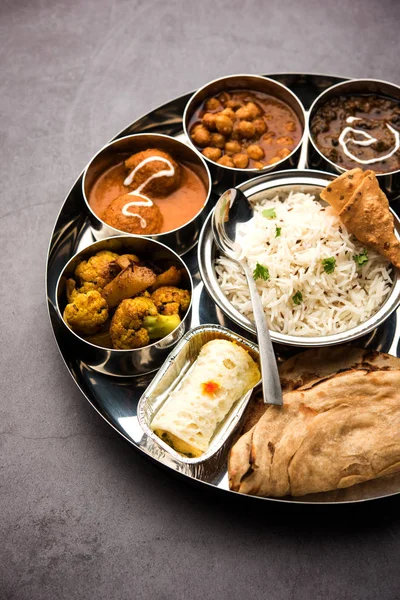 Ινδική Χορτοφάγος Τροφίμων Thali Πιατέλα Περιλαμβάνει Πανίρ Βούτυρο Masala Dal — Φωτογραφία Αρχείου