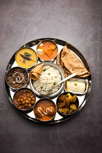 Индийская Вегетарианская Еда Тали Блюдо Включает Себя Панир Масло Масала — стоковое фото