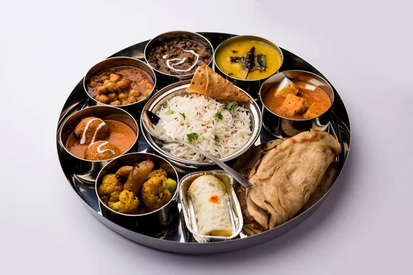 Indian Vegetarian Food Thali Platter Includes Paneer Butter Masala Dal — 图库照片