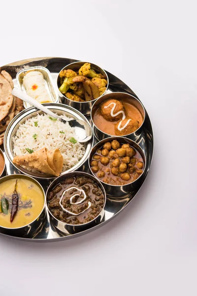 Indisk Vegetarisk Mat Thali Eller Tallrik Innehåller Paneer Smör Masala — Stockfoto