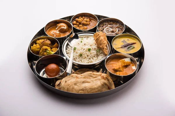 Indian Vegetarian Food Thali Platter Includes Paneer Butter Masala Dal — 图库照片